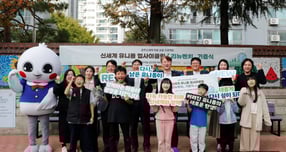  6일 오후 광주 서구 치평동 감탄마을에서 열린 리뉴벤치 기증식에서 김이강 광주 서구청장과 김영천 광주신세계 관리이사와 관계자들이 기념사진을 찍고 있다. /사진=광주신세계 제공.