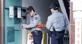 서울 강동구의 한 재개발조합 사무실에서 흉기 난동을 벌인 60대 남성이 구속됐다. 사진은 지난 4일 서울 강동구 천호동의 한 재개발조합 사무실에서 흉기 난동 사건이 발생, 경찰이 현장 출입구에 폴리스라인을 설치하고 있는 모습. /사진=뉴스