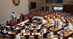 경주 아시아태평양경제협력체(APEC) 정상회의를 계기로 열린 한미 정상회담의 결과물인 &#039;조인트 팩트 시트&#039;(Joint Fact Sheet·공동설명자료) 발표가 지연되고 있는 가운데 정부는 이번 주 내 공개를 예상했다.사진은 김민석 국무총리가 6일 서울 여의도 국회에서 열린 제429회국회(정기회) 예산결산특별위원회 제3차 전체회의에서 인사말하고 있는 모습. /사진=뉴스