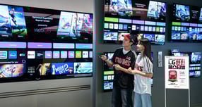  LG전자가 LG트윈스의 2025년 한국시리즈 통합 우승을 기념해 7일부터 16일까지 전국 LG전자 베스트샵과 온라인브랜드샵(LGE.COM)에서 고객 감사 이벤트를 진행한다. 사진은 LG전자 홍보 모델이 LG트윈스 우승 기념 고객 감사 이벤트를 홍보하는 모습. /사진=LG전자 제공