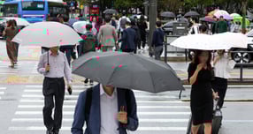 8일은 전국이 대체로 흐리고 곳곳에 비가 내리겠다. 사진은 전국 대부분 지역에 비가 내리는 지난달 13일 서울 종로구 세종대로 사거리에서 우산 쓴 시민들이 발걸음을 옮기고 있는 모습. /사진=뉴스