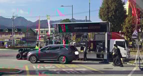 금호타이어는 지난 4일 곡성 기차마을시장 주차장에서 타이어 무상점검 행사를 실시했다. /사진제공=금호타이어 