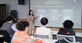 토스뱅크가 금융 취약계층인 어르신을 대상으로 금융사기 예방교육을 진행했다. 사진은 지난 6일 서울 양천구 평생학습관에서 교육을 듣는 어르신. /사진=토스뱅크