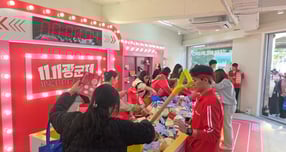 알리익스프레스가 연중 최대 쇼핑 축제인 &#039;11.11 광군제&#039;를 앞두고  7일부터 9일까지 서울 성수동에서 팝업 스토어 &#039;11초 장바구니 챌린지&#039;를 운영하며 MZ 소비자들의 뜨거운 관심을 모으고 있다. 사진은 11초 챌린지에 참가해 경품을 쓸어담는 방문객들의 모습. /사진= 황정원 기자