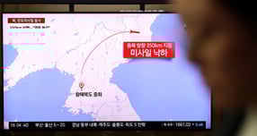 국가안보실이 북한의 탄도미사일 발사 상황을 이재명 대통령에게 즉시 보고하고 관계기관과 함께 &#039;긴급안보상황점검회의&#039;를 개최했다. 사진은 지난달 22일 서울 중구 서울역에서 시민들이 탄도미사일 시험 발사 관련 뉴스를 시청하고 있는 모습. /사진=뉴스