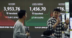 울 중구 하나은행 딜링룸에서 딜러들이 업무를 보고 있다./사진=뉴시