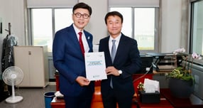 김철우 보성군수가 7일 국회를 방문해 한병도  예결산위원장에 보성군의 핵심사업을 설명한 후 기념사진을 찍고 있다. /사진제공=보성군