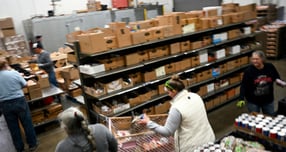 지난달 31일(현지시각) 미국 연방정부의 셧다운(일시 업무 정지) 사태가 수주째 계속되는 가운데 콜로라도주 커머스시티의 긴급 식품은행에서 자원봉사자들이 식료품 카트를 준비하고 있다./로이터=뉴스