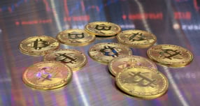 미쓰비시UFJ파이낸셜그룹 등 일본 주요 은행이 엔화 스테이블코인을 발행한다는 소식에 암호화폐(가상화폐)가 상승중이다. 사진은 지난 7월18일 서울 강남구 서초구 빗썸라운지 강남본점에서 비트코인 모형이 놓인 바닥에 코인 시세 그래프가 비치는 모습. /사진=뉴스