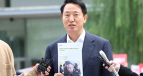 오세훈 서울시장이 8일 서울 종로구 KT광화문 웨스트빌딩에 마련된 김건희 여사 관련 의혹을 수사하는 민중기 특별검사 사무실에서 진행되는 소환조사에 출석하고 있다. /사진=뉴시스