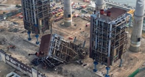 울산화력발전소 붕괴로 매몰된 작업자 구조의 걸림돌로 지목된 보일러 타워 4·6호기가 철거된다. 사진은 지난 7일 울산 남구 동서발전 울산화력발전소 보일러 타워 붕괴현장에서 소방대원들이 매몰자 수색 및 구조작업을 벌이고 있는 모습. /사진=뉴스