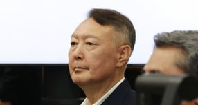 윤석열 전 대통령이 8일 특검에 출석해 조사받으라는 이명현 순직해병 특별검사팀 요구에 결국 불응했다. 사진은 지난 9월26일 윤석열 전 대통령이 서울 서초구 서울중앙지법에서 열린 특수공무집행방해, 직권남용 권리행사방해 등 혐의 사건 첫 공판에 출석한 모습. /사진=뉴시스