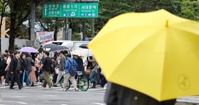 주말인 9일 전국 대분분 지역 곳에 따라 비가 내릴 전망이다. 사진은 지난달 13일 서울 종로구 세종대로 사거리에서 우산 쓴 시민들이 발걸음을 옮기고 있는 모습. /사진=뉴스