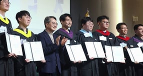 김동연 경기도지사(왼쪽에서 세 번쨰)가 8일 수원컨벤션센터에서 열린 &#039;경기도 아빠스쿨&#039; 졸업식에서 아빠 졸업생들과 기념촬영하고 있다. /사진제공=경기도