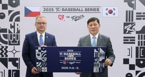허구연 KBO 총재와 이반 얀차렉 주한체코대사가 8일 서울 구로구 고척스카이돔에서 열리는 2025 K-베이스볼 시리즈 체코와의 평가전 1차전 시구자로 나선다. 사진은 지난 7월28일 허구연 KBO 총재(오른쪽)와 이반 얀차렉 주한체코대사가 기념촬영을 하고 있는 모습. /사진=뉴시스(KBP 제공)