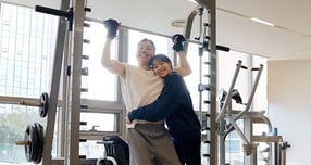 크리에이터 박위가 부인인 가수 송지은을 위해 두발로 섰다. 해당 사진은 가수 겸 배우 송지은 남편 박위가 철봉을 잡고 두발로 선 모습. /사진=박위 인스타그램 캡처