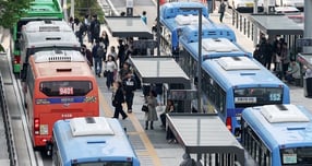 서울 시내버스 노사가 대학수학능력시험 날까지 정상 운행하기로 했다. 사진은 기사의 이해를 돕기 위한 지난 5월13일 서울 중구 서울역 버스환승센터에서 시민들이 버스를 이용하고 있는 모습. /사진=뉴스