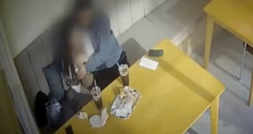 대낮 카페에서 음란 행위를 벌이는 커플을 발견한 카페 사장의 하소연이 전해졌다. 사진은 카페에서 애정행각을 벌이는 커플의 모습. /사진=JTBC &#039;사건반장&#039; 캡처