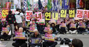 지난 8일 오후 서울 영등포구 여의대로에서 2025 한국노총 전국노동자대회가 열려 참석자들이 구호를 외치고 있다. /사진=뉴시스 이영환 기자