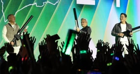 젠슨 황 엔비디아 최고경영자(CEO), 이재용 삼성전자 회장, 정의선 현대자동차그룹 회장이 지난 10월30일 서울 강남구 코엑스에서 엔비디아 지포스 게이머 페스티벌에 참석해 선물을 나눠주고 있다./사진=뉴시스 정병혁 기자(공동취재)