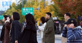 지난 3일 오전 전국의 기온이 영하권으로 떨어지며 출근길 추위가 찾아온 가운데 서울 광화문에서 시민들이 움츠린 채 이동하고 있다. /사진=뉴스1 김명섭 기자