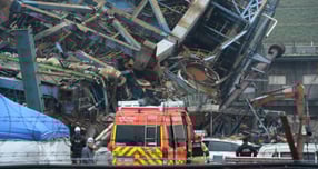 울산화력발전소 보일러타워 붕괴 현장에서 다시 실종 매몰자 수색이 재개됐다. 사진은 울산 남구 용잠동 한국동서발전 울산화력발전소 대형 구조물이 무너지는 사고 발생 나흘째인 9일 오전 소방대원과 관계자들이 매몰자 구조작업을 하고 있는 모습. /사진=뉴시스