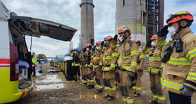 한국동서발전 울산화력발전소 보일러타워 붕괴 사고 나흘째 매몰자 시신 1구가 추가로 수습됐다. 사진은 9일 소방대원들이 매몰자의 시신을 수습한 후 거수 경례를 하고 있는 모습. /사진=뉴스1(울산소방본부 제공)