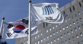 대장동 개발 비리 사건 수사팀이 검찰 수뇌부의 &#039;항소 금지&#039; 지시로 항소를 포기해 정진우 서울중앙지검장이 사의 표명하는 등 파장이 거세지고 있다. 9일 오후 서울 서초구 서초동 서울중앙지방검찰청 앞에 설치된 태극기와 검찰기가 바람에 나부끼고 있다. /사진=뉴스1 박정호 기자