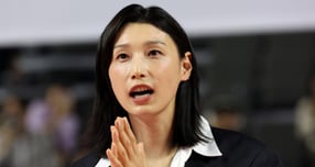 김연경이 지난 10월18일 인천 부평구 삼산월드체육관에서 열린 프로배구 진에어 2025-2026 V리그 여자부 흥국생명과 정관장의 개막 경기 후 은퇴식에서 팬들에게 인사하고 있다. /사진=인천 뉴스1 김명섭 기자