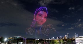 서울시가 오는 15일 여의도한강공원에서 애니메이션 &#039;케이팝 데몬 헌터스&#039;를 주제로 &#039;한강 드론 라이트 쇼&#039;를 연다. 사진은 지난 9월 케데헌을 주제로 열린 공연을 시민들이 관람 중인 모습. /사진 제공=서울시