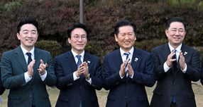 강훈식 대통령실 비서실장과 김민석 국무총리, 정청래 더불어민주당 대표, 김병기 더불어민주당 원내대표(왼쪽부터)가 9일 서울 종로구 국무총리공관에서 열린 고위당정협의회에 앞서 기념촬영하고 있다. /사진=서울 뉴스1 이광호 기자(공동취재)