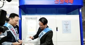 유정복 시장이 10일 예술회관역 천원택배 집화센터에서 소상공인 천원택배 배송량 100만 돌파 및 2단계 사업 확대시행을 맞아 시설을 점검하고 있다. /사진제공=인천시