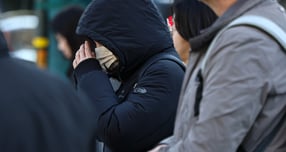 11일은 전국에 가끔 구름이 많다가 오후부터 차차 맑아지겠다. 사진은 초겨울 추위가 찾아온 지난 10일 서울 종로구 광화문 네거리에서 두터운 옷을 입은 시민들이 지나고 있는 모습. /사진=뉴스