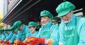 하나금융그룹은 하나금융그룹 명동사옥에서 함영주 회장을 비롯한 그룹 경영진, 임직원, 임직원 배우자들로 구성된 가족사랑봉사단과 배성우 롯데웰푸드 본부장 등 약 250여명이 참석한 가운데 &#039;2025 모두하나데이&#039;의 시작을 알리는 &#039;선포식&#039;과 함께 &#039;사랑의 김장나눔&#039; 행사를 진행했다. 함영주 하나금융그룹 회장(사진 오른쪽에서 두번째)이 그룹 경영진들과 함께 &#039;사랑의 김장나눔&#039; 행사에 참석해 김장을 담그고 있다./사진=하나금융