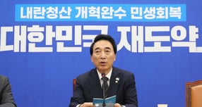 더불어민주당이 오세훈 서울시장의 &#039;시정 실패&#039;를 검증하기 위한 목적의 태스크포스(TF)를 출범시켰다. 사진은 지난달 26일 박수현 더불어민주당 수석대변인이 서울 여의도 국회에서 열린 현안관련 기자간담회에서 발언을 하고 있는 모습. /사진=뉴시스