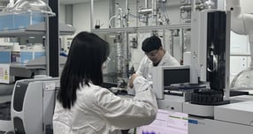 대전 대덕연구단지에 위치한 카본코 기술연구소에서 연구원이 이산화탄소 흡수제 성능 실험을 하고 있다./사진 제공=DL그룹