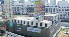 세종시 LH 모듈러주택 건설현장에서 크레인이 공장 제조 후 운송된 유닛을 옮기는 모습. /사진 제공=LH