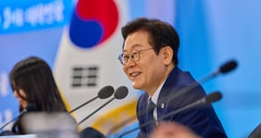 이재명 대통령이 더불어민주당 지역위원장에게 &quot;지난 대선에서 증명했듯 우리는 하나일 때 가장 강하다&quot;고 강조했다. 사진은 지난 7일 이재명 대통령이 대전 유성구 국립중앙과학관에서 열린 다시 과학기술인을 꿈꾸는 대한민국 국민보고회에서 미소 짓고 있는 모습. /사진=뉴스1(대통령실 제공)