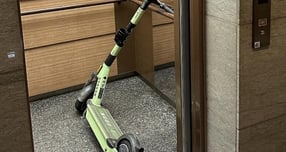 한 아파트 엘리베이터 안에 전동킥보드가 주차돼 있는 모습이 공유돼 논란이 일고 있다. 사진은 한 아파트 엘리베이터에 놓여 있는 전동킥보드의 모습. /사진=보배드림 캡처