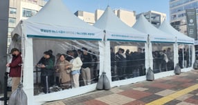 방문객들이 운정신도시 푸르지오 더 스마트 견본주택에 입장하기 위해 줄 서 있다. /사진제공=대우건설