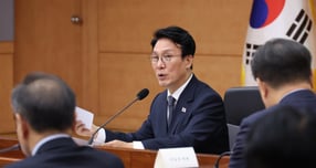 김민석 국무총리가 10일 서울 종로구 정부서울청사에서 열린 탄소중립녹색성장위원회 전체회의에 참석해 발언하고 있다. /사진=뉴시스