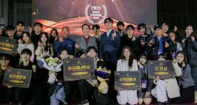 경기도의회 K-웹드라마 어워드 대상 수상 후 관계자들이 기념촬영하는 모습. /사진제공=경기도의회