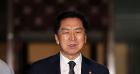 더불어민주당이 김기현 국민의힘 의원 당대표 당선 직후 김 의원의 아내가 김건희 여사에게 명품백을 선물한 것과 관련해 흑막을 밝혀내야 한다고 목소리 높였다. 사진은 지난 9월1일 김기현 국민의힘 의원이 서울 여의도 국회에서 열린 의원총회에 참석하고 있는 모습. /사진=뉴시스