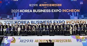 유정복 시장이 10월 27일 송도컨벤시아에서 열린 &#039;제29차 세계한인경제인대회 개회식&#039;에서 참석자들과 기념촬영을 하고 있다. /사진제고=인천시