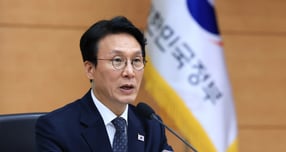 김민석 국무총리가 11일 경찰개혁 방안을 조속히 마련하라고 행정안전부와 경찰청에 긴급 지시를 내렸다. 사진은 지난 10일 김민석 국무총리가 서울 종로구 정부서울청사 별관 국제회의장에서 열린 2050 탄소중립녹색성장위원회 전체회의에서 발언을 하고 있는 모습.  /사진=뉴스