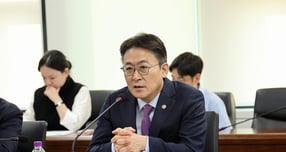 권대영 금융위원회 부위원장이 28일 오후 서울 종로구 정부서울청사에서 은행권 및 증권사 금융 담당 임원 등과 함께 개최한 &#039;금융업권 생산적 금융 소통회의&#039;에서 발언하고 있다./사진=금융위