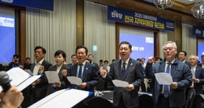 정청래 더불어민주당 대표와 김병기 원내대표 등 당 지도부를 포함한 지역위원장들이 11일 경기 광주시 소재 곤지암리조트에서 열린 2025년 전국지역위원장 워크숍에서 결의문을 낭독하며 구호를 외치고 있다. /사진=뉴시스(더불어민주당 제공)