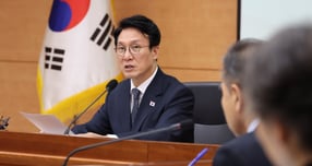  헌법존중정부혁신TF(태스크포스)가 오는 21일까지 국무총리실 주도로 49개 중앙행정기관에서 설치된다. 사진은 지난 10일 김민석 국무총리가 서울 종로구 정부서울청사에서 열린 탄소중립녹색성장위원회 전체회의에 참석해 발언하고 있는 모습. /사진=뉴시스