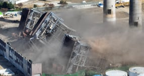 울산화력발전소 붕괴 현장에서 2차 사고 우려가 있는 보일러타워 4·6호기 발파 작업이 완료됐다. 사진은 보일러타워 붕괴 사고 발생 엿새째를 맞은 11일 울산 남구 울산화력발전소 보일러 타워 5호기 붕괴 사고 현장에서 4·6호기의 발파 해체 작업이 진행되고 있는 모습. /사진=뉴스1(공동취재단)