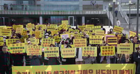 세운4구역 토지주들이 11일 오후 서울 종로구 다시세운광장에서 국가유산청이 유네스코 세계유산인 종묘 인근 세운4구역 재개발 사업에 문제를 제기한 데 대해 국가유산청이 재개발을 불가능하게 한다면 부당한 행정 행위에 대한 책임을 물어 손해배상·직권남용 등 민형사상의 책임을 물을 것&quot;이라며 기자회견을 하고 있다.  /사진=뉴스